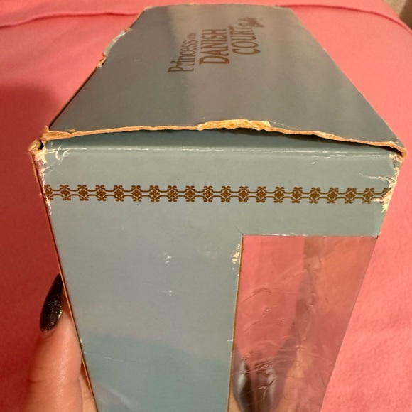 2002 Mattel PRINCESS OF THE DANISH COURT BARBIE Dolls of the World Princess NRFB - Picture 16 of 16